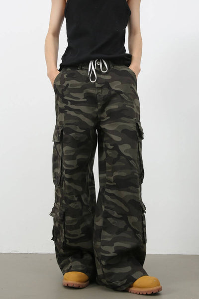 Camouflage wide leg jeans with cargo pockets front view