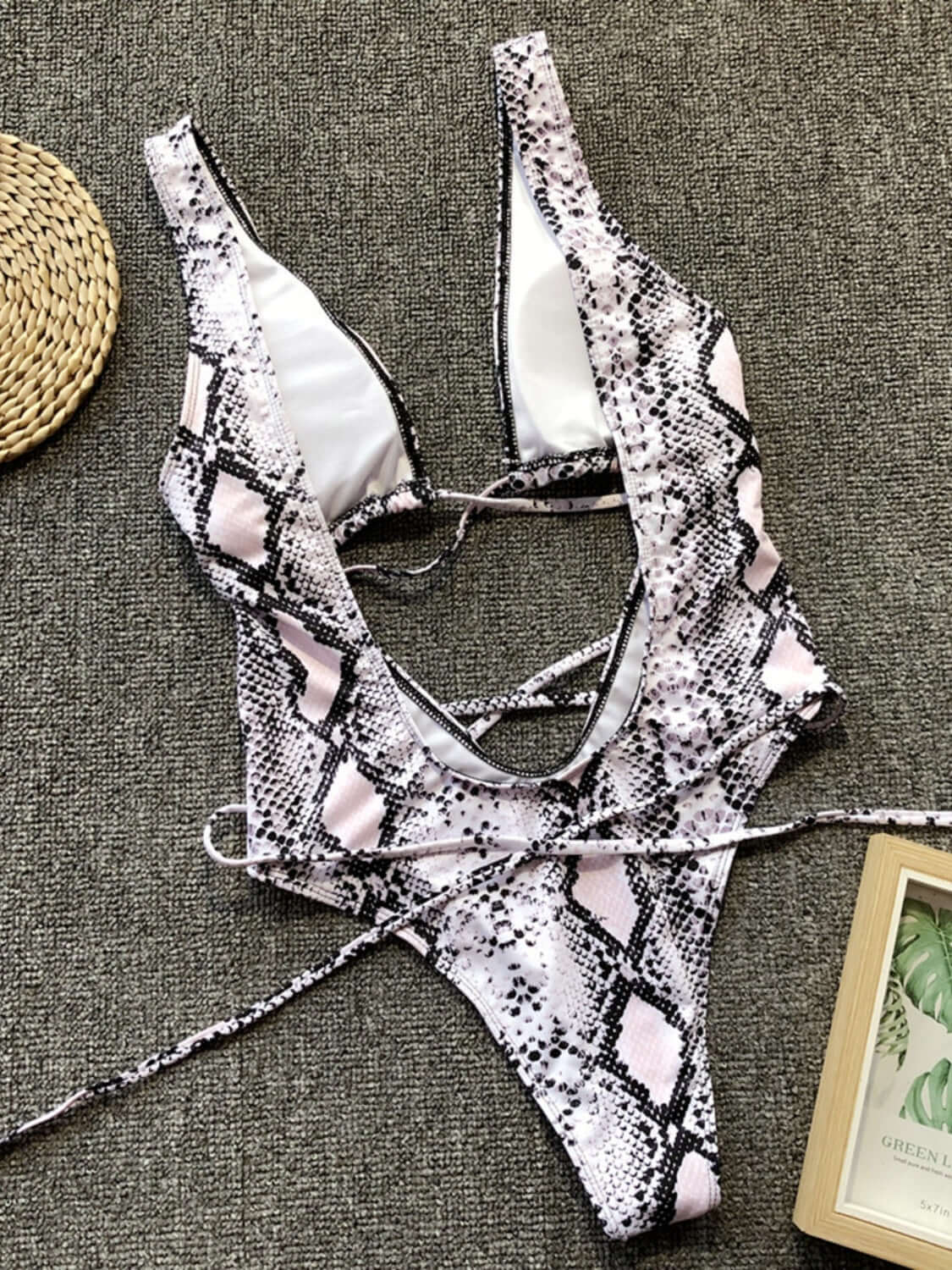 Sexy one-piece swimsuit with adjustable back